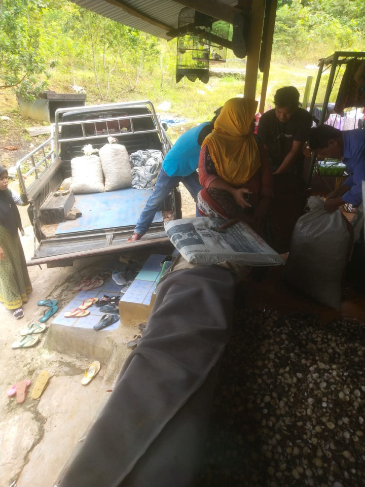 Pelatihan Kupas Kemiri (RT. 06) Pada Kegiatan Pemberdayaan Masyarakat (Pro Bebaya) Kelurahan Budaya Pampang Tgl. 17 Juli 2022