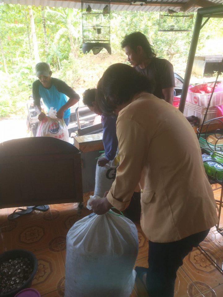 Pelatihan Kupas Kemiri (RT. 06) Pada Kegiatan Pemberdayaan Masyarakat (Pro Bebaya) Kelurahan Budaya Pampang Tgl. 17 Juli 2022