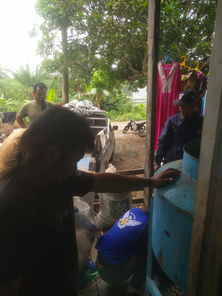 Pelatihan Kupas Kemiri (RT. 06) Pada Kegiatan Pemberdayaan Masyarakat (Pro Bebaya) Kelurahan Budaya Pampang Tgl. 17 Juli 2022