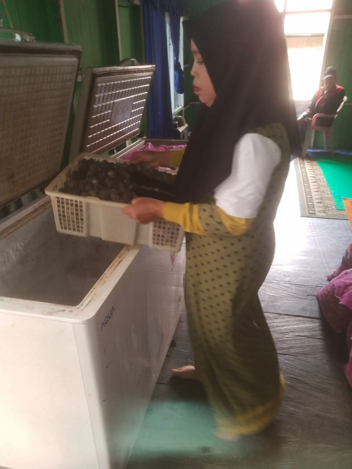 Pelatihan Kupas Kemiri (RT. 06) Pada Kegiatan Pemberdayaan Masyarakat (Pro Bebaya) Kelurahan Budaya Pampang Tgl. 17 Juli 2022