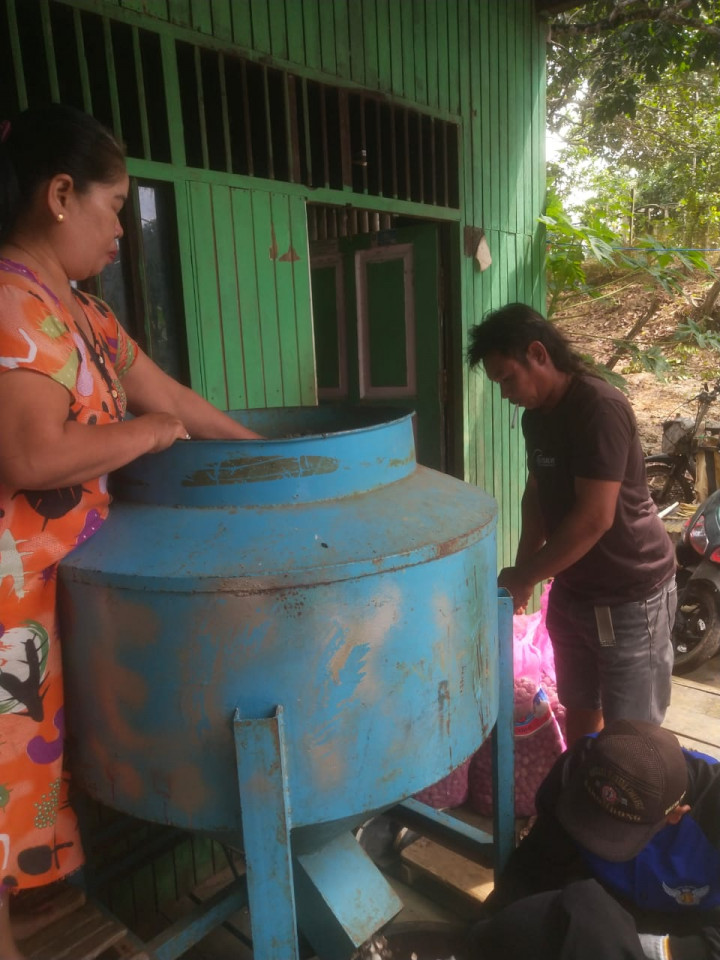 Pelatihan Kupas Kemiri (RT. 06) Pada Kegiatan Pemberdayaan Masyarakat (Pro Bebaya) Kelurahan Budaya Pampang Tgl. 17 Juli 2022
