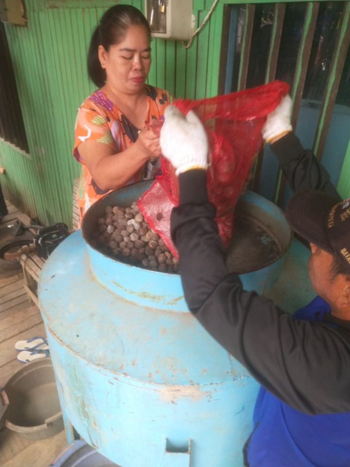 Pelatihan Kupas Kemiri (RT. 06) Pada Kegiatan Pemberdayaan Masyarakat (Pro Bebaya) Kelurahan Budaya Pampang Tgl. 17 Juli 2022