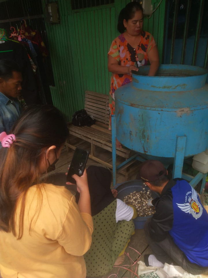 Pelatihan Kupas Kemiri (RT. 06) Pada Kegiatan Pemberdayaan Masyarakat (Pro Bebaya) Kelurahan Budaya Pampang Tgl. 17 Juli 2022