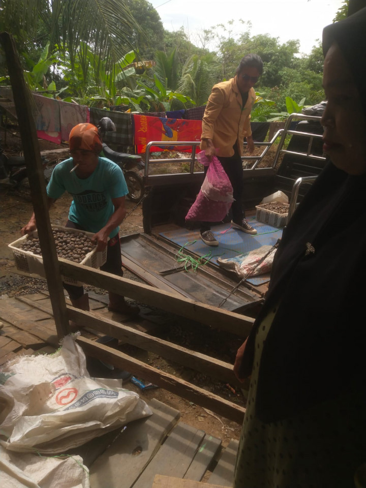 Pelatihan Kupas Kemiri (RT. 06) Pada Kegiatan Pemberdayaan Masyarakat (Pro Bebaya) Kelurahan Budaya Pampang Tgl. 17 Juli 2022