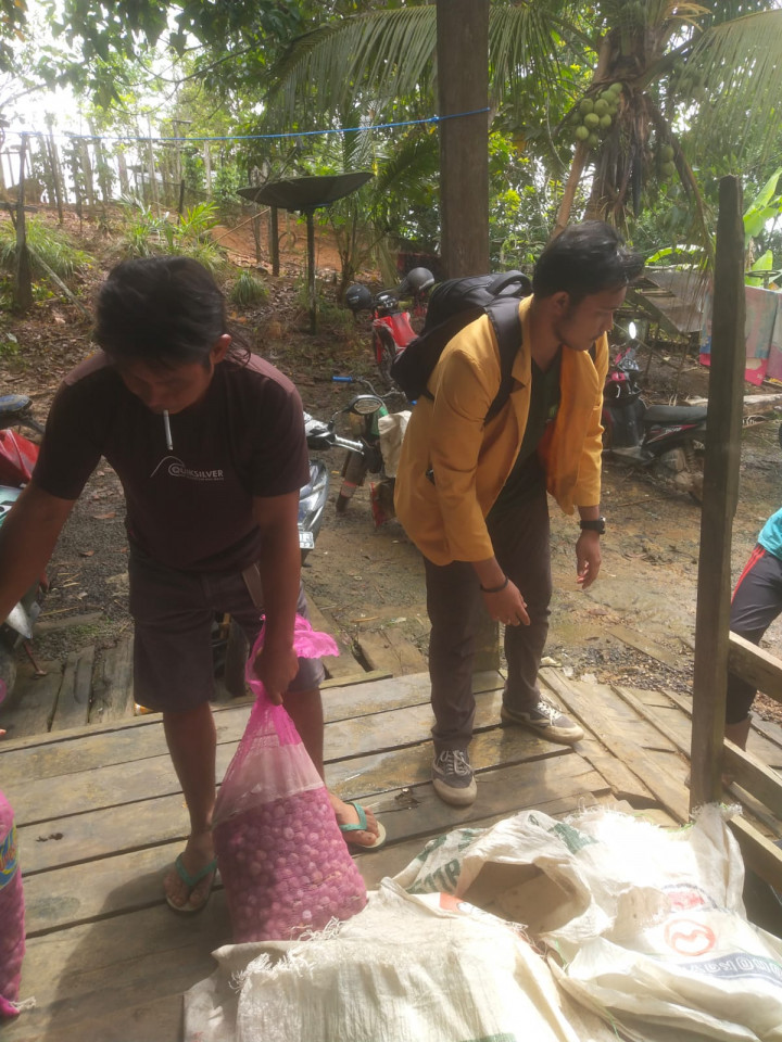 Pelatihan Kupas Kemiri (RT. 06) Pada Kegiatan Pemberdayaan Masyarakat (Pro Bebaya) Kelurahan Budaya Pampang Tgl. 17 Juli 2022
