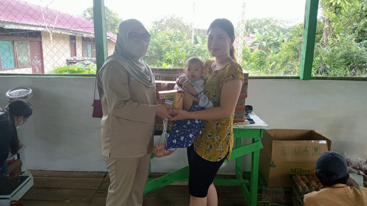 Penyerahan Bantuan Makanan dan Vitamin Tambahan Ke Posyandu Lansia dan Posyandu Balita Antara Pokmas Pekuaq dan Pengurus Posyandu Pada Kegiatan pemberdayaan Masyarakat (Pro Bebaya) kelurahan Budaya Pampang Tgl. 13 Juli 2022
