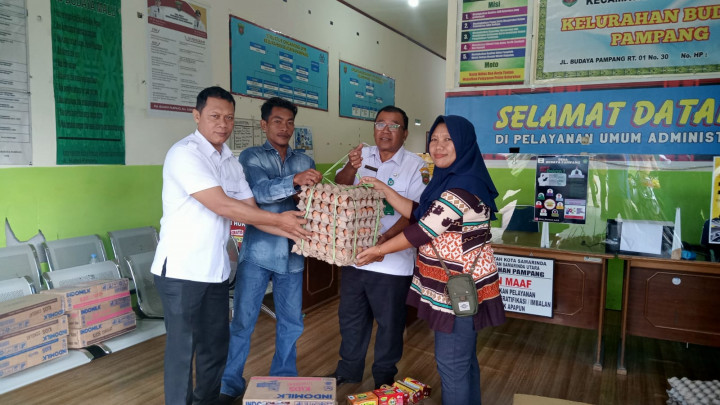 Penyerahan Bantuan Makanan dan Vitamin Tambahan Ke Posyandu Lansia dan Posyandu Balita Antara Pokmas Pekuaq dan Pengurus Posyandu Pada Kegiatan pemberdayaan Masyarakat (Pro Bebaya) kelurahan Budaya Pampang Tgl. 13 Juli 2022