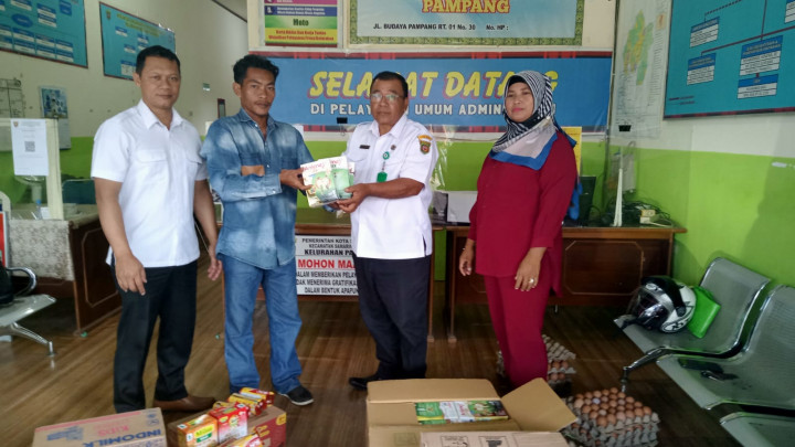 Penyerahan Bantuan Makanan dan Vitamin Tambahan Ke Posyandu Lansia dan Posyandu Balita Antara Pokmas Pekuaq dan Pengurus Posyandu Pada Kegiatan pemberdayaan Masyarakat (Pro Bebaya) kelurahan Budaya Pampang Tgl. 13 Juli 2022