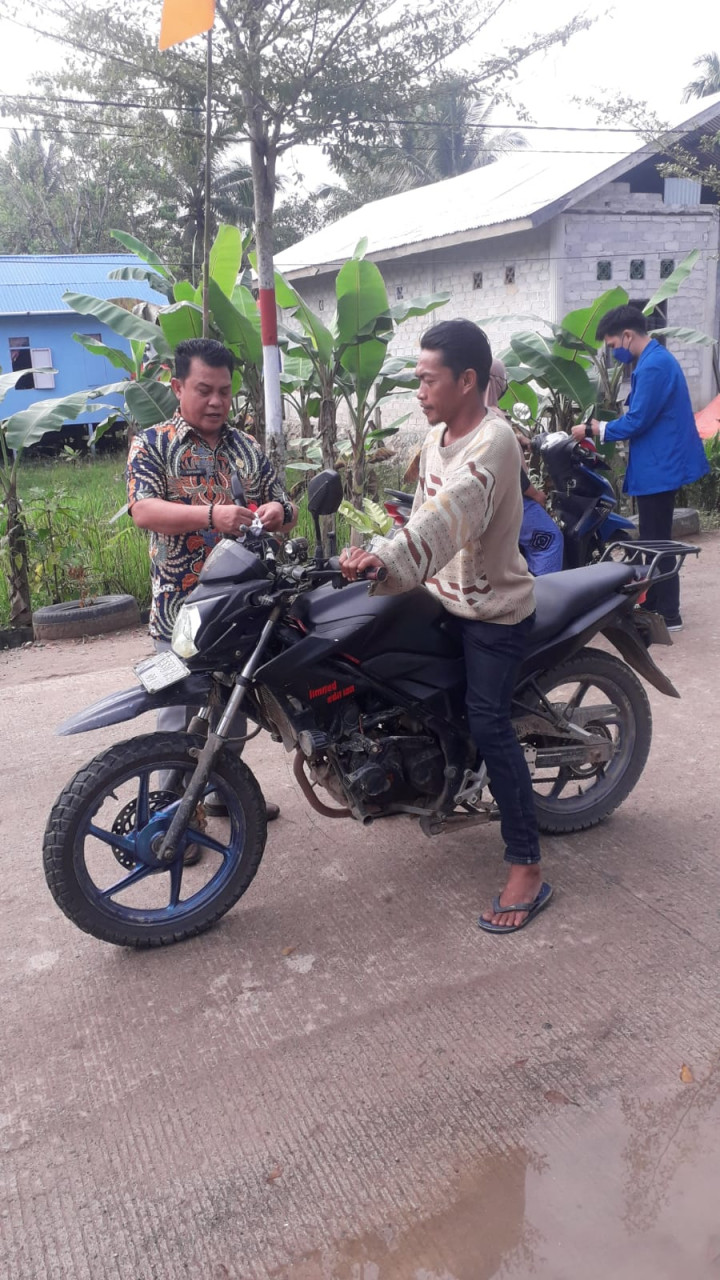 Pembagian Bendera Merah Putih di Lingkungan Kelurahan Budaya Pampang dalam Rangka Menyambut Kemerdekaan RI yg ke-77 Tgl. 11 Agustus 2022