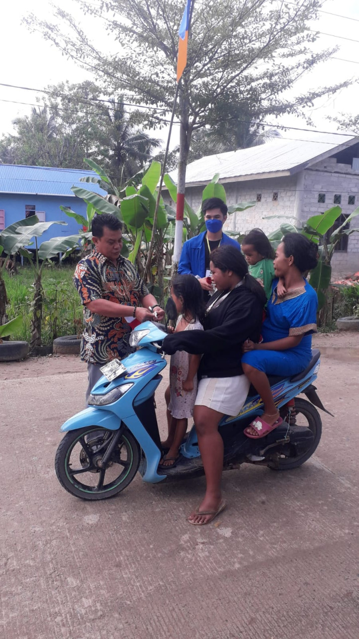 Pembagian Bendera Merah Putih di Lingkungan Kelurahan Budaya Pampang dalam Rangka Menyambut Kemerdekaan RI yg ke-77 Tgl. 11 Agustus 2022