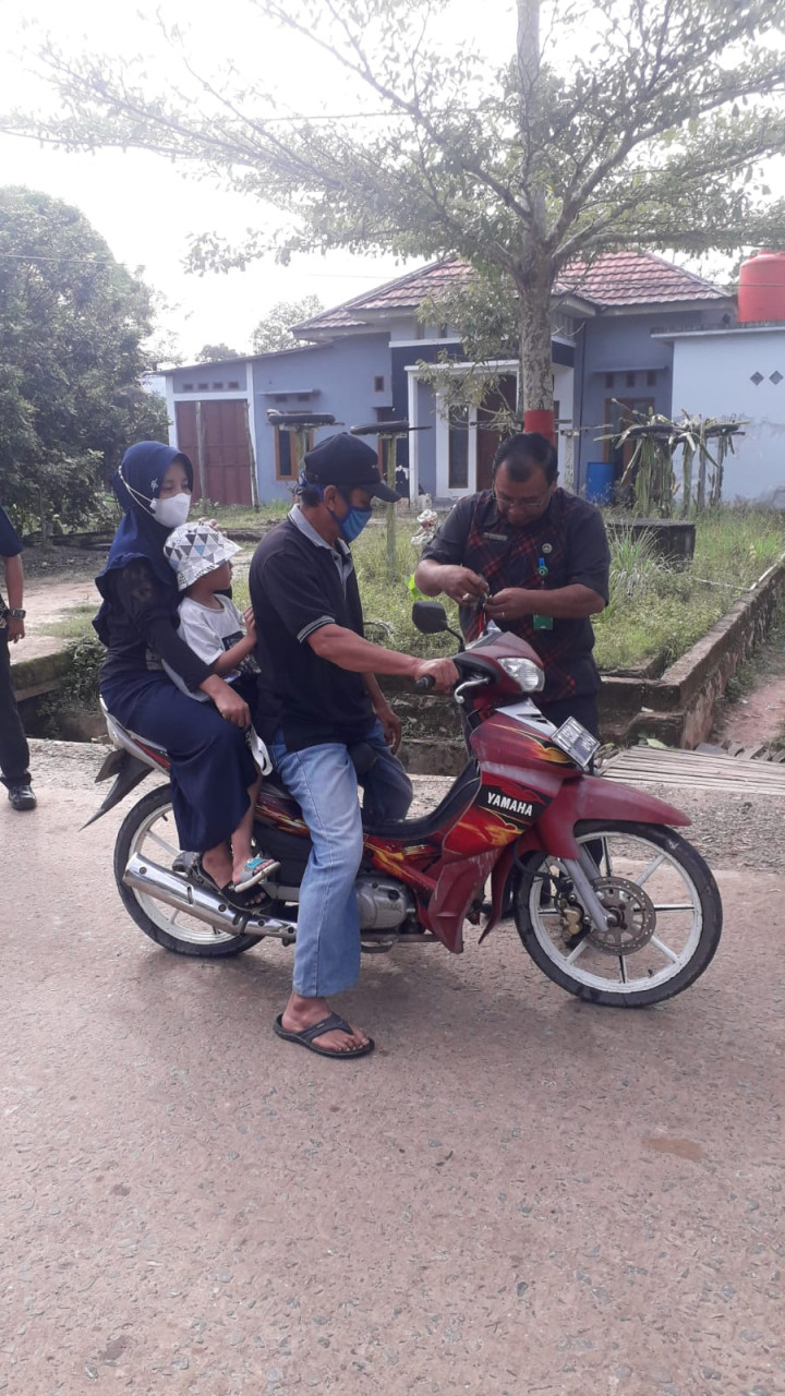 Pembagian Bendera Merah Putih di Lingkungan Kelurahan Budaya Pampang dalam Rangka Menyambut Kemerdekaan RI yg ke-77 Tgl. 11 Agustus 2022