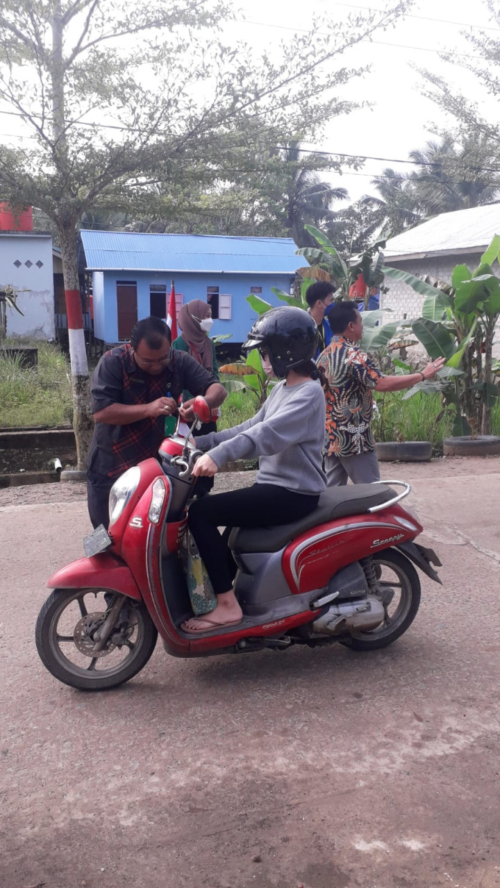 Pembagian Bendera Merah Putih di Lingkungan Kelurahan Budaya Pampang dalam Rangka Menyambut Kemerdekaan RI yg ke-77 Tgl. 11 Agustus 2022