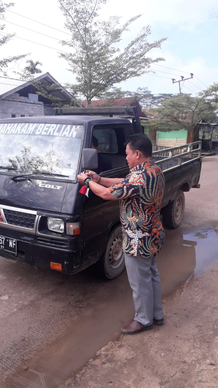 Pembagian Bendera Merah Putih di Lingkungan Kelurahan Budaya Pampang dalam Rangka Menyambut Kemerdekaan RI yg ke-77 Tgl. 11 Agustus 2022