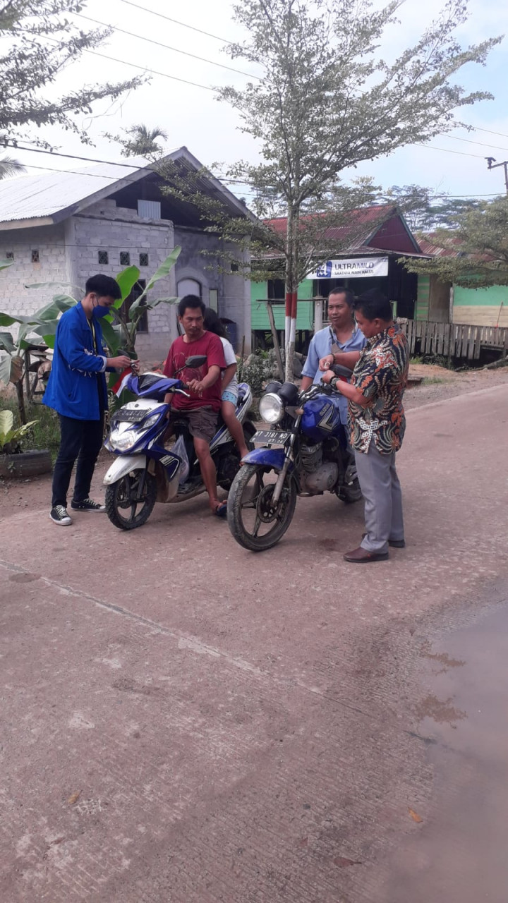 Pembagian Bendera Merah Putih di Lingkungan Kelurahan Budaya Pampang dalam Rangka Menyambut Kemerdekaan RI yg ke-77 Tgl. 11 Agustus 2022