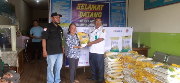 pembagian beras oleh dinas sosial