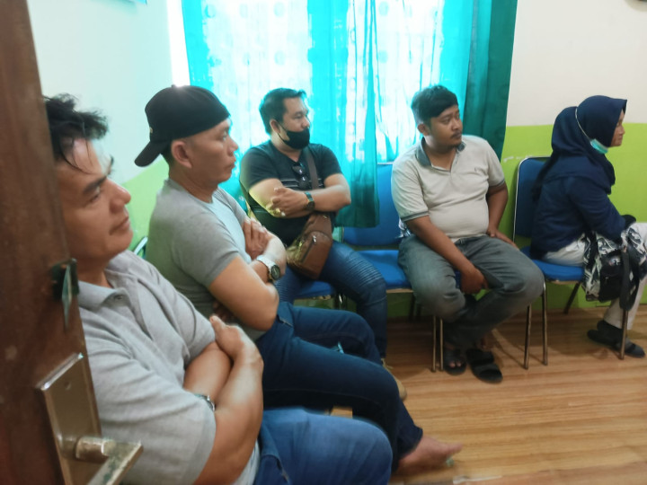 mediasi lahan sengketa RT.05 di kel.budaya pampang dihadiri lurah dan sekretaris kelurahan