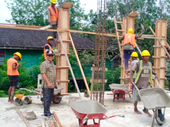 kegiatan lurah peninjauan lokasi rehab lamin adat