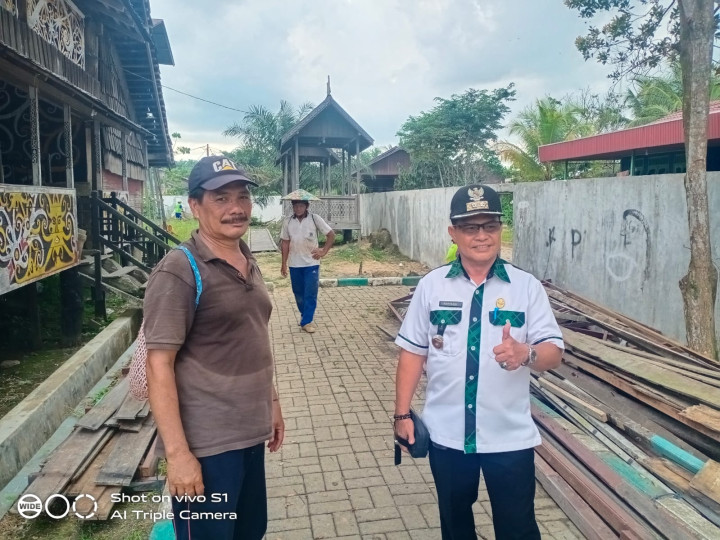kegiatan lurah peninjauan lokasi rehab lamin adat