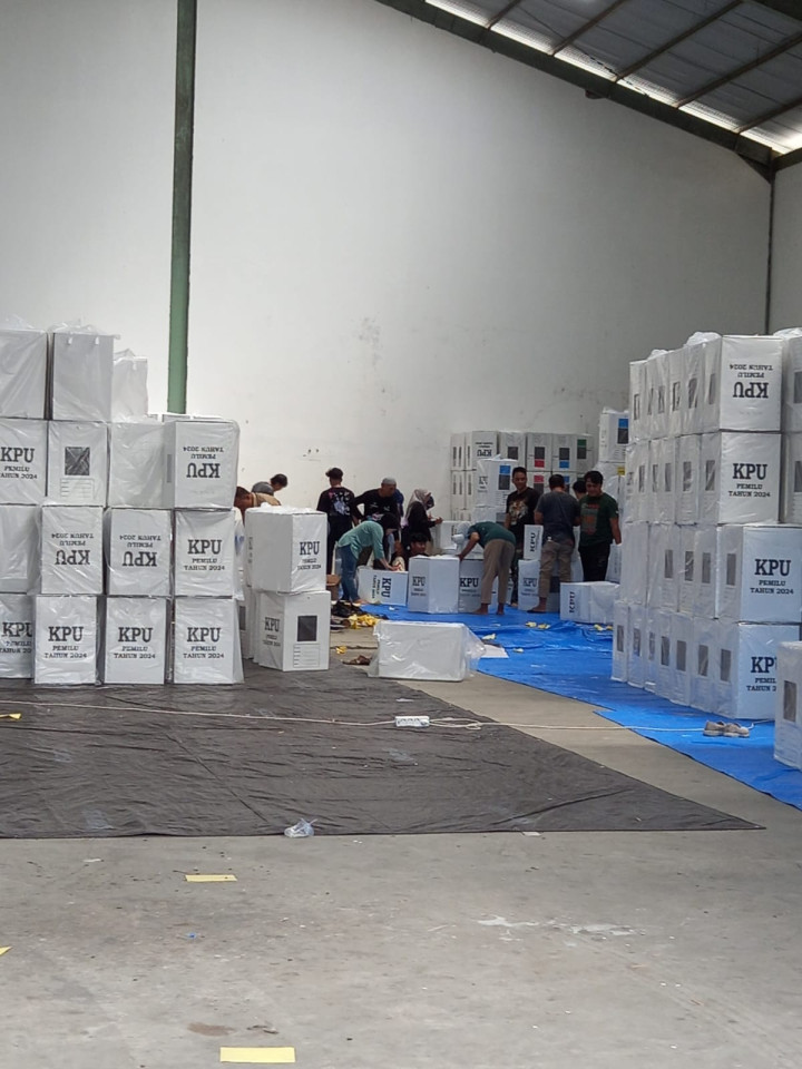 pengesetan kotak suara di gudang kpu