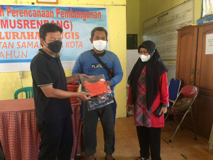 KEGIATAN PENYERAHAN BANTUAN SERAGAM BALAKAR KELURAHAN BUGIS KAMIS 8 JULI 2021
