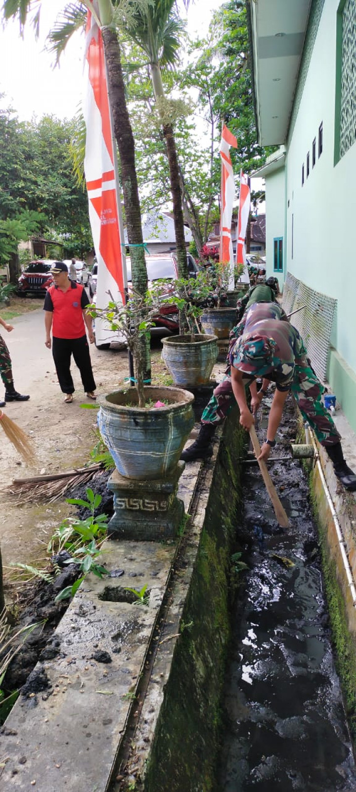 kegiatan gotong royong bersama TNI dan RT 10,RT 11, RT 19, RT 3,RT 4 dan RT 5 pada tanggal 26 -27 Maret 2022
