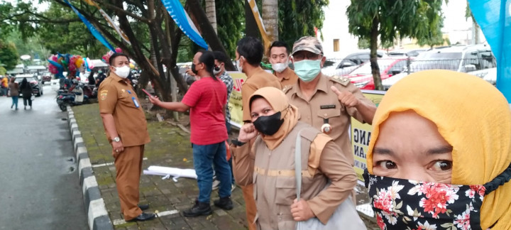 Kegiatan Prokes, Simulasi Parkir dan Alur Keluar Masuk Pengunjung Pasar Ramadhan 1443 H di GOR SEGIRI Kelurahan Bugis