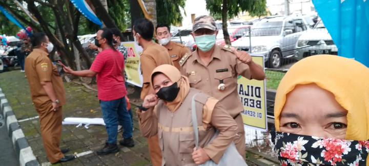 Kegiatan Prokes, Simulasi Parkir dan Alur Keluar Masuk Pengunjung Pasar Ramadhan 1443 H di GOR SEGIRI Kelurahan Bugis
