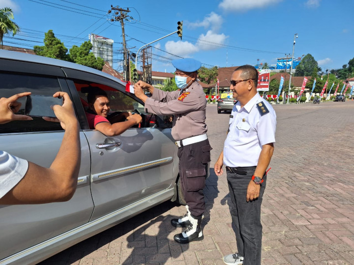 Kegiatan Pembagian Bendera Merah Putih dalam rangka Meningkatkn Rasa Nasionalisme dan Kesatuan terhadap Bangsa Indonesia