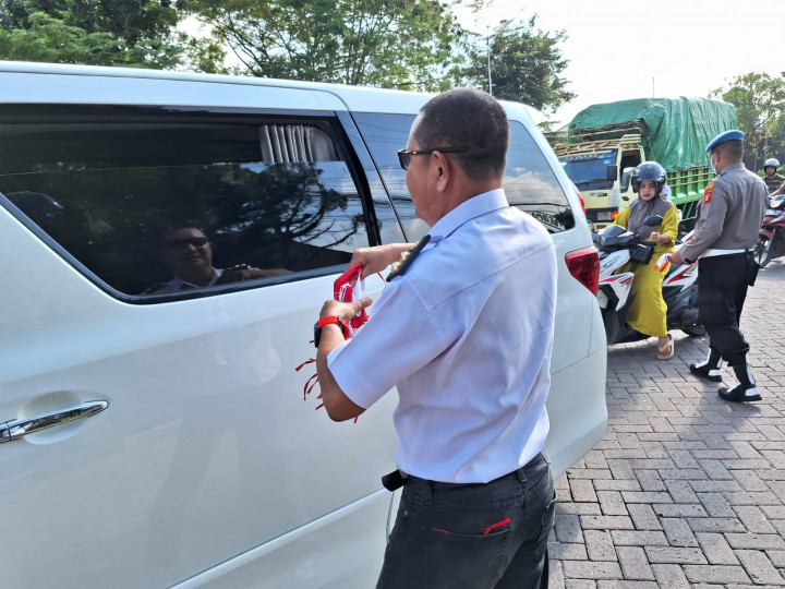 Kegiatan Pembagian Bendera Merah Putih dalam rangka Meningkatkn Rasa Nasionalisme dan Kesatuan terhadap Bangsa Indonesia
