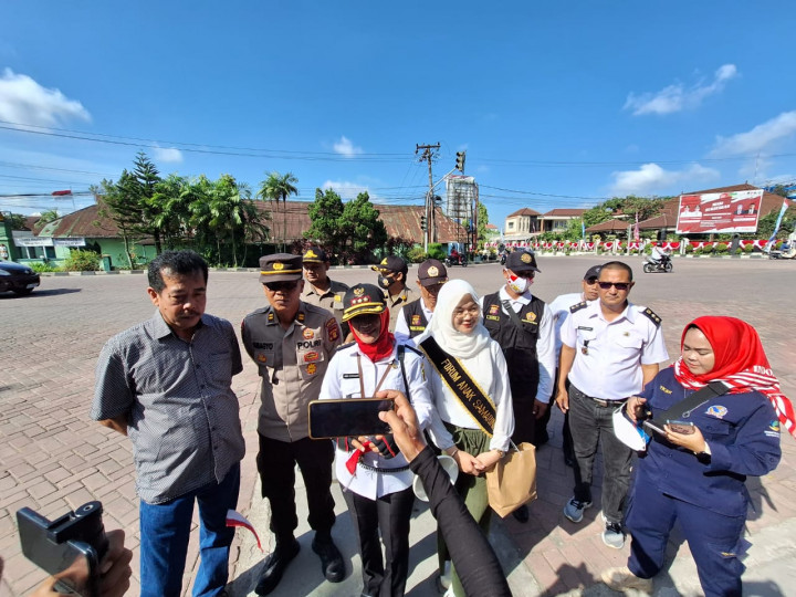 Kegiatan Pembagian Bendera Merah Putih dalam rangka Meningkatkn Rasa Nasionalisme dan Kesatuan terhadap Bangsa Indonesia
