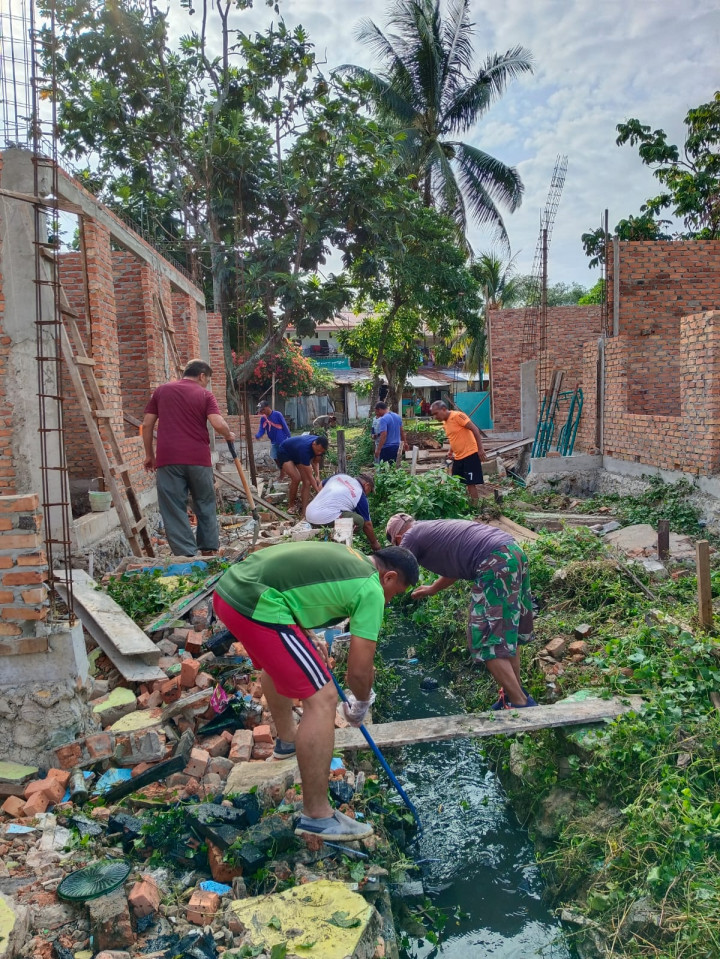 Kegiatan Sabtu Pagi Gotong Royong di lingkungan RT. 10 dan RT. 11 di jalan Pirus Asrama Type K Dalam