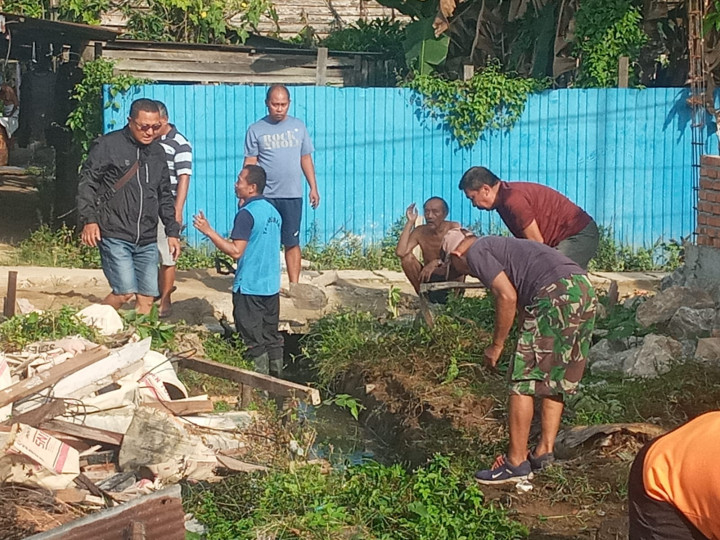 Kegiatan Sabtu Pagi Gotong Royong di lingkungan RT. 10 dan RT. 11 di jalan Pirus Asrama Type K Dalam