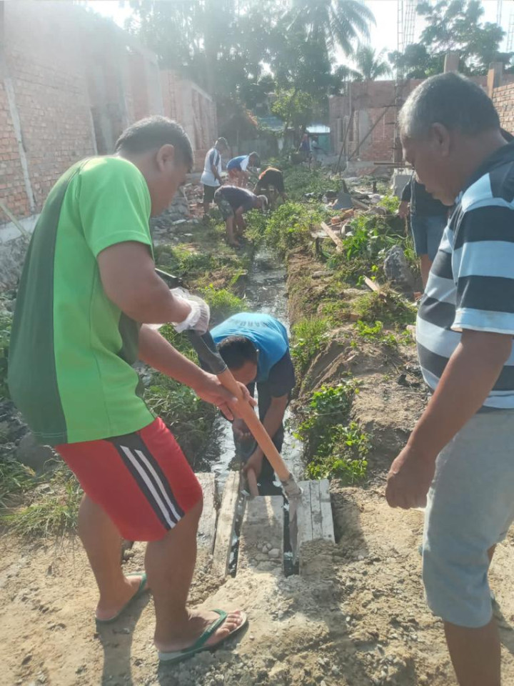Kegiatan Sabtu Pagi Gotong Royong di lingkungan RT. 10 dan RT. 11 di jalan Pirus Asrama Type K Dalam