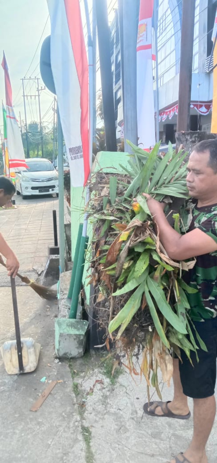 Kegitan Minggu pagi Gotong Royong di lingkungan RT. 19 didepan Taman Samarendah atau Jalan KH. Abdurrasyid