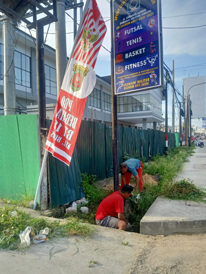 Kegiatan Minggu Pagi Gotong Royong di lingkungan RT. 18 jalan Awang Long