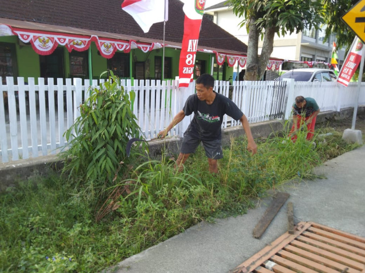 Kegiatan Minggu Pagi Gotong Royong di lingkungan RT. 18 jalan Awang Long