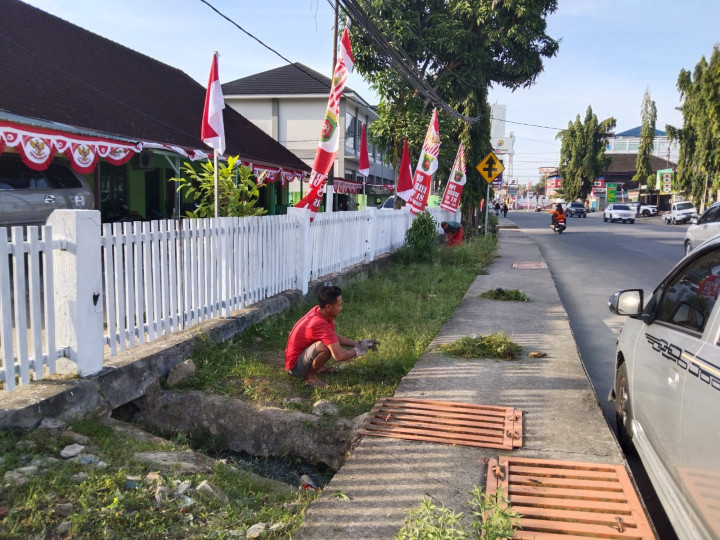 Kegiatan Minggu Pagi Gotong Royong di lingkungan RT. 18 jalan Awang Long