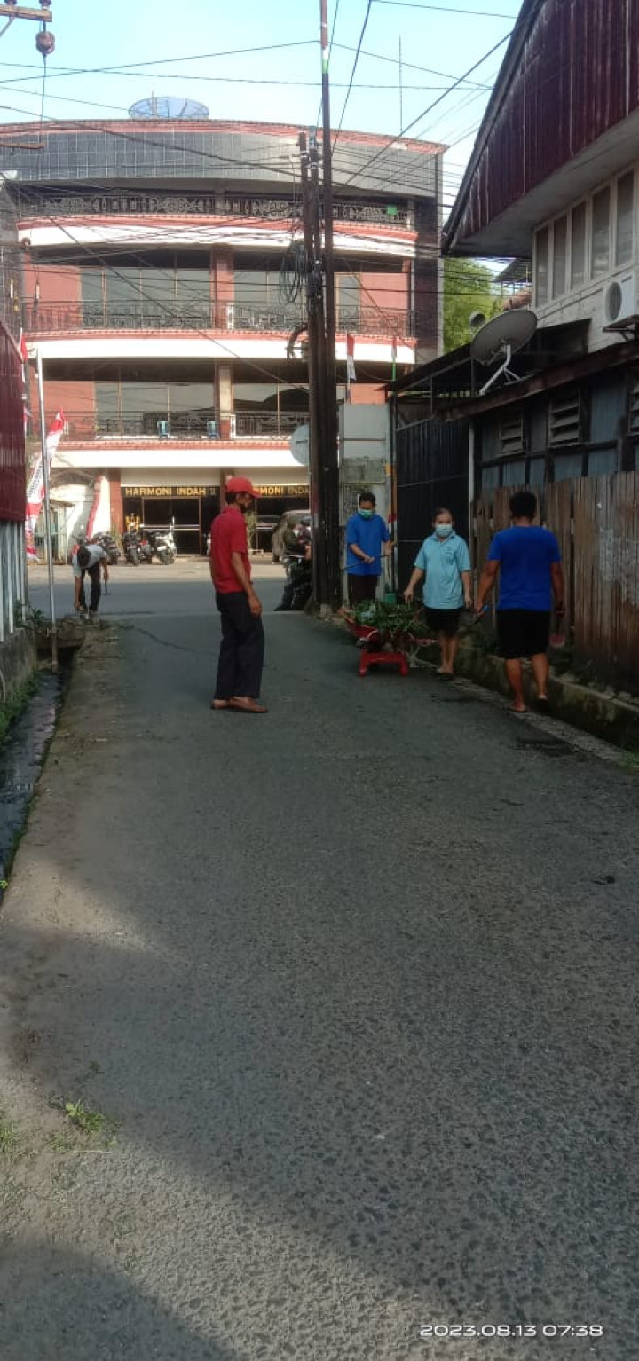 Kegiatan Minggu Pagi Gotong Royong di lingkungan RT. 01 jalan Merah Delima