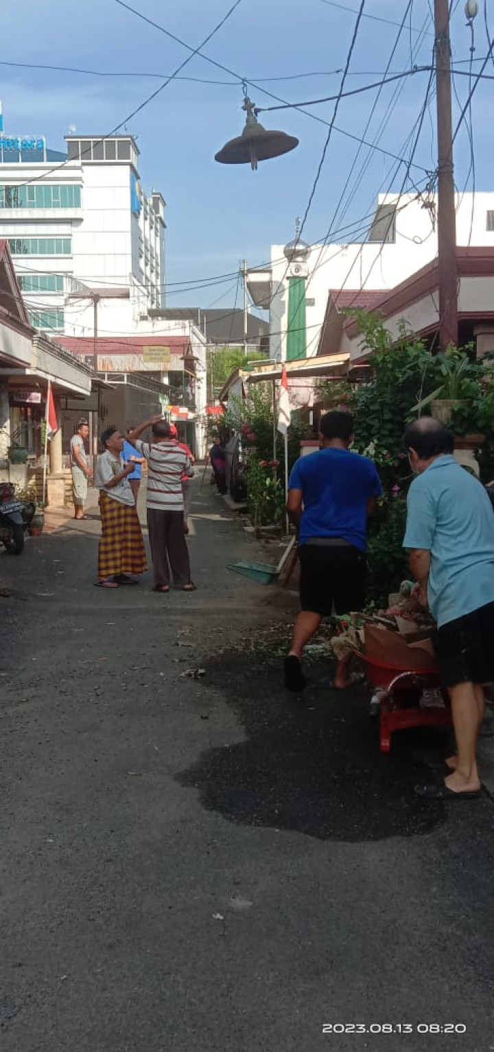 Kegiatan Minggu Pagi Gotong Royong di lingkungan RT. 01 jalan Merah Delima