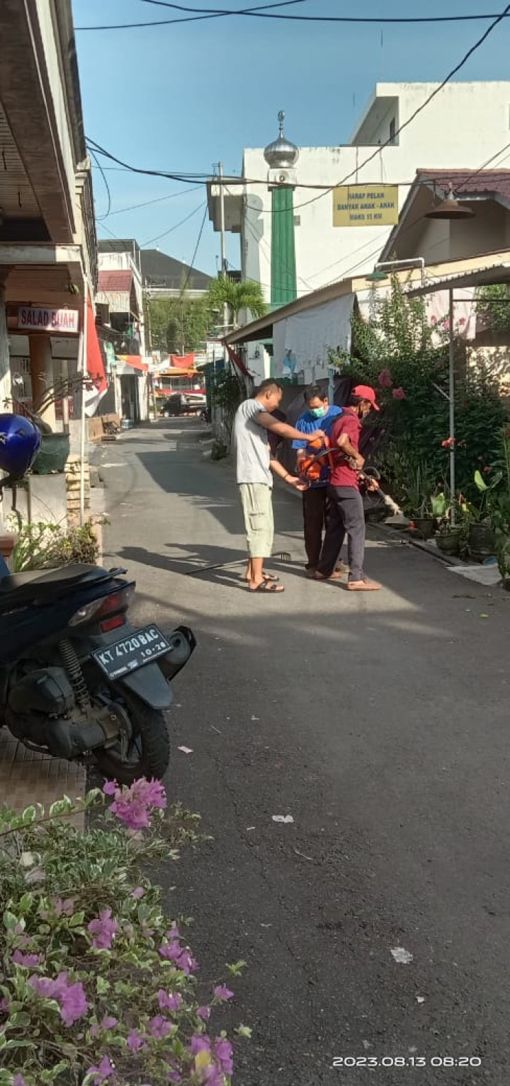 Kegiatan Minggu Pagi Gotong Royong di lingkungan RT. 01 jalan Merah Delima