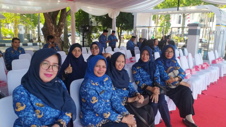 Upacara Pengibaran dan Penurunan Sangsaka Merah Putih di GOR SEGIRI dalam Rangka Peringatan HUT RI Ke - 78