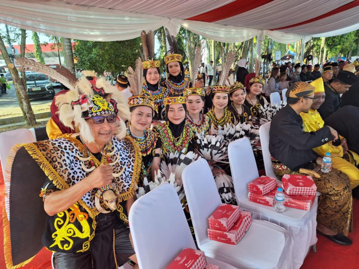 Upacara Pengibaran dan Penurunan Sangsaka Merah Putih di GOR SEGIRI dalam Rangka Peringatan HUT RI Ke - 78