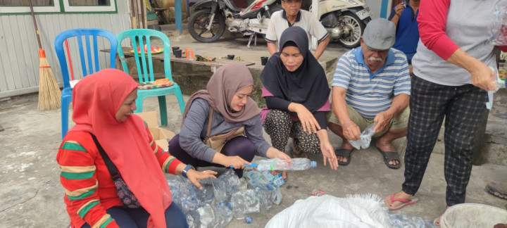 Kegiatan Edukasi kepada warga RT. 06 Kelurahan Bugis dalam Pemilihan Sampah Plastik Yang Bernilai