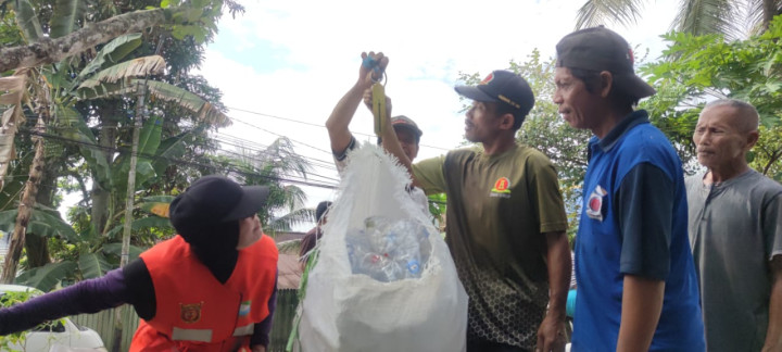 Kegiatan Edukasi kepada warga RT. 06 Kelurahan Bugis dalam Pemilihan Sampah Plastik Yang Bernilai