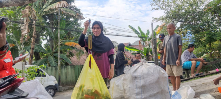 Kegiatan Edukasi kepada warga RT. 06 Kelurahan Bugis dalam Pemilihan Sampah Plastik Yang Bernilai