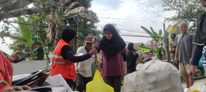 Kegiatan Edukasi kepada warga RT. 06 Kelurahan Bugis dalam Pemilihan Sampah Plastik Yang Bernilai