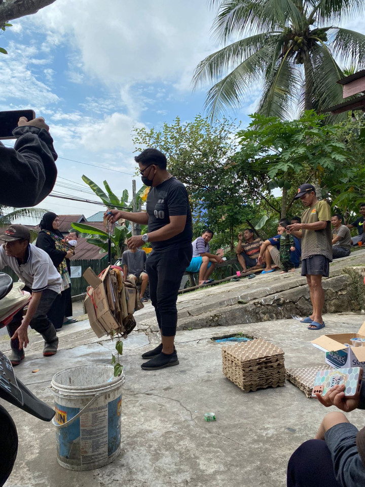 Kegiatan Edukasi kepada warga RT. 06 Kelurahan Bugis dalam Pemilihan Sampah Plastik Yang Bernilai