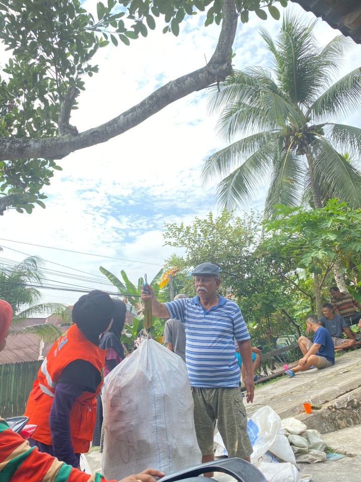 Kegiatan Edukasi kepada warga RT. 06 Kelurahan Bugis dalam Pemilihan Sampah Plastik Yang Bernilai