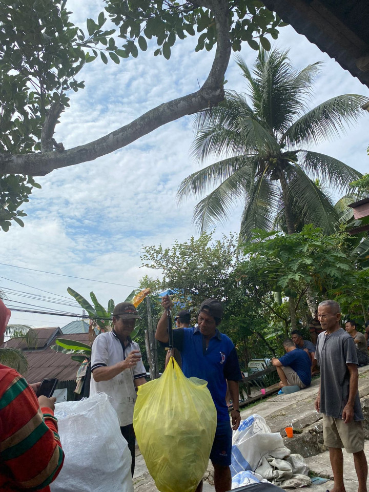 Kegiatan Edukasi kepada warga RT. 06 Kelurahan Bugis dalam Pemilihan Sampah Plastik Yang Bernilai