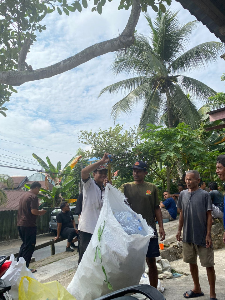 Kegiatan Edukasi kepada warga RT. 06 Kelurahan Bugis dalam Pemilihan Sampah Plastik Yang Bernilai